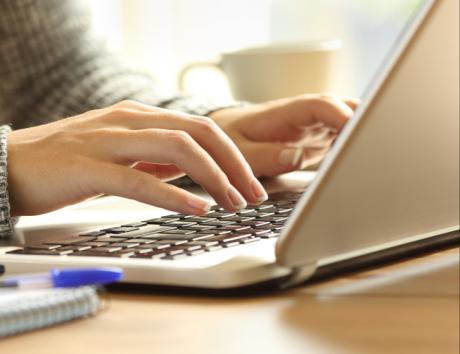 Pessoa no computador a criar um curriculum vitae em formato Word