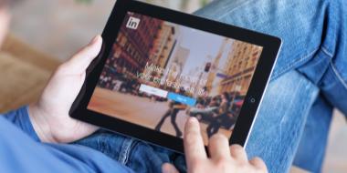 Så laddar du upp ditt CV på LinkedIn